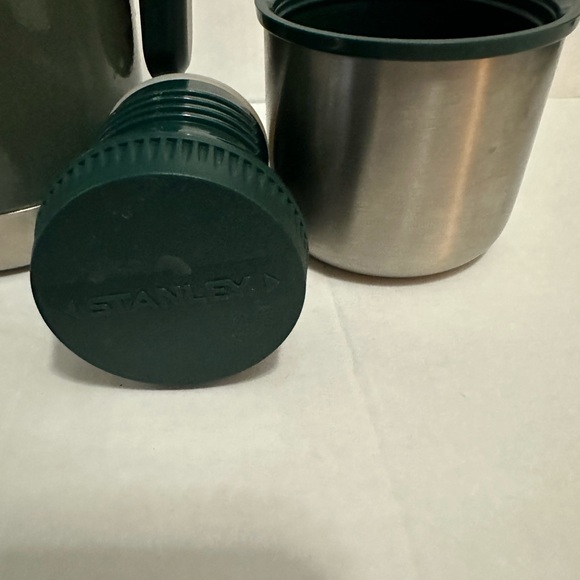 Stanley Classic Green Vacuum Thermos 1.4 Qt w Cup & Handle - Picture 4 of 6